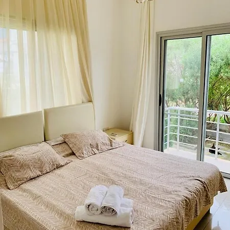 Beautiful & Quiet Two-bedroom With Private Garden Lukomorye C1 Kerínia