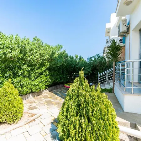 アパート Beautiful & Quiet Two-bedroom With Private Garden Lukomorye C1 キレニア