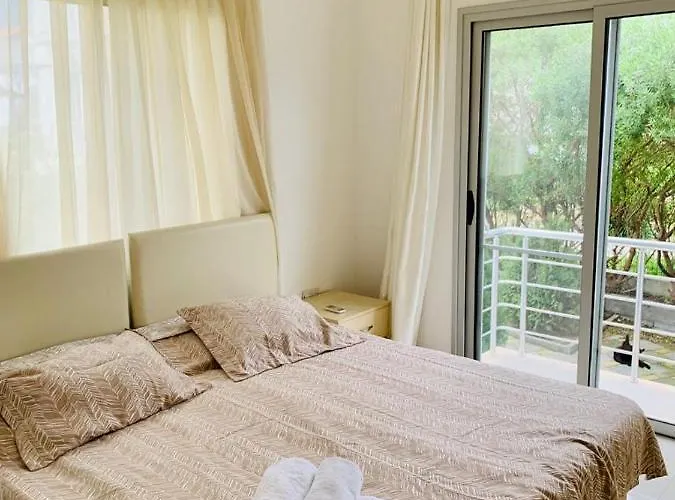 Beautiful & Quiet Two-bedroom With Private Garden Lukomorye C1 キレニア