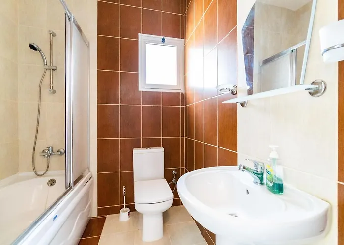 Beautiful & Quiet Two-bedroom With Private Garden Lukomorye C1