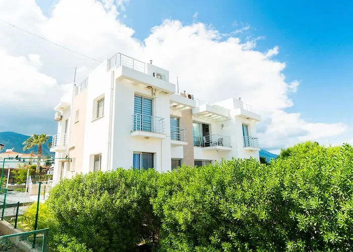 Beautiful & Quiet Two-bedroom With Private Garden Lukomorye C1 アパート *